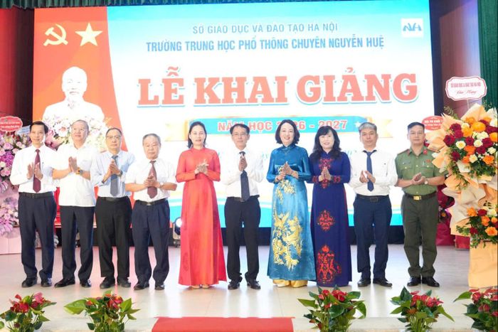 Lãnh đạo thành phố chụp ảnh lưu niệm cùng Ban Giám hiệu nhà trường. Ảnh: Phạm Hùng