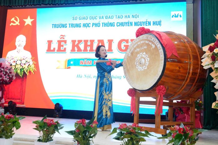 Hiệu Trưởng Trường THPT Chuyên Nguyễn Huệ Lương Quỳnh Lan đánh trống khai giảng năm học mới. Ảnh: Phạm Hùng