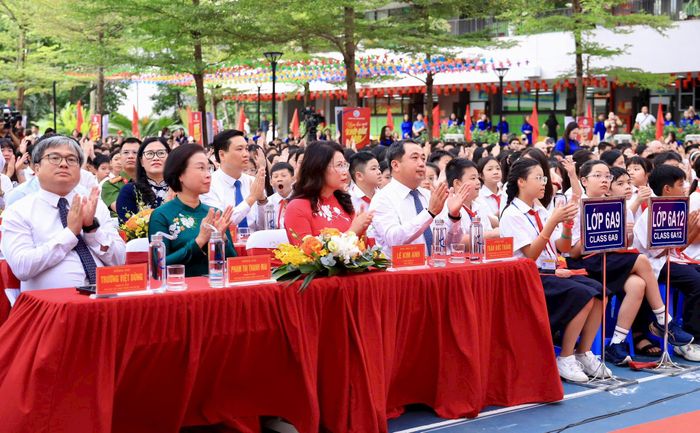 Các đồng chí lãnh đạo dự lễ khai giảng tại Trường Trung học cơ sở Trần Duy Hưng. Ảnh: Quang Thái