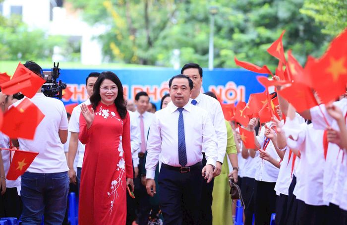 Bí thư Thành ủy Hà Nội Trần Đức Thắng dự lễ khai giảng tại Trường Trung học cơ sở Trần Duy Hưng. Ảnh: Quang Thái