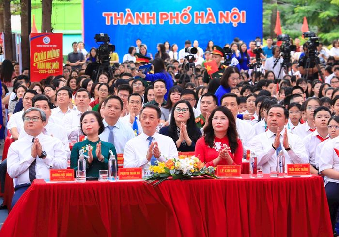 Các đồng chí lãnh đạo thành phố Hà Nội dự lễ khai giảng. Ảnh: Quang Thái