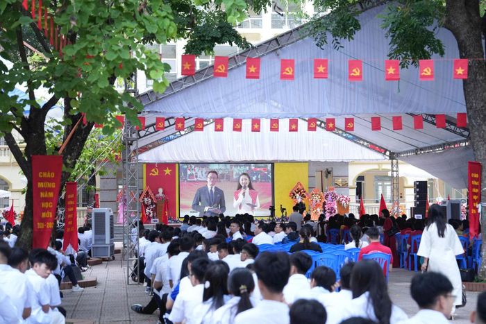 Học sinh Trường THPT Thạch Thất theo dõi trực tuyến chương trình lễ khai giảng chung toàn quốc. Ảnh: Công Phương