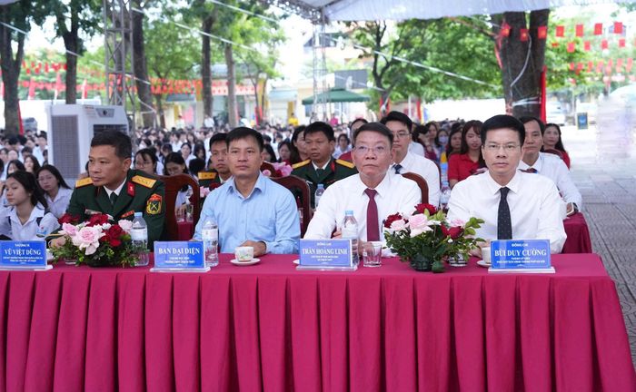 Phó Chủ tịch UBND thành phố Hà Nội Bùi Duy Cường và các đại biểu dự lễ khai giảng. Ảnh: Công Phương