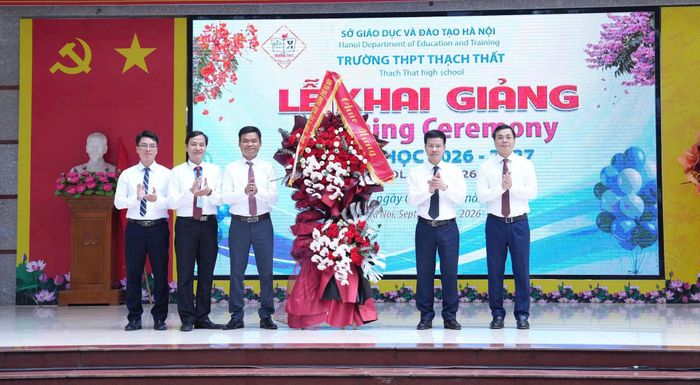 Phó Chủ tịch UBND thành phố Hà Nội Bùi Duy Cường chúc mừng Trường THPT Thạch Thất. Ảnh: Công Phương