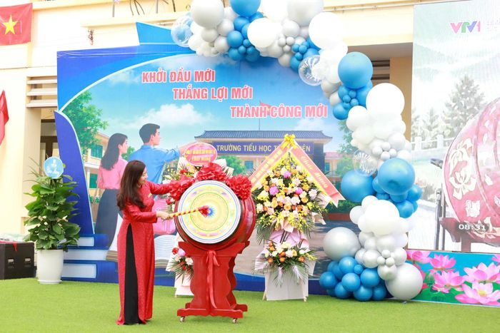 Hiệu trưởng Trường Tiểu học Tùng Thiện Nguyễn Thị Phi Nga đánh trống khai trường, chính thức mở đầu năm học 2026-2027. Ảnh: Thu Huyền