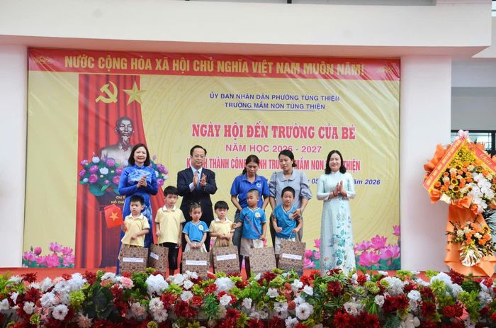 Các đồng chí lãnh đạo trao quà cho học sinh có hoàn cảnh khó khăn. Ảnh: Phan Thanh
