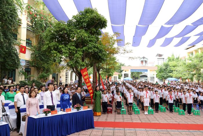 Phó Chủ tịch Thường trực HĐND Thành phố Trần Thế Cương dự Lễ khai giảng tại Trường Tiểu học Tùng Thiện. Ảnh: Thu Huyền