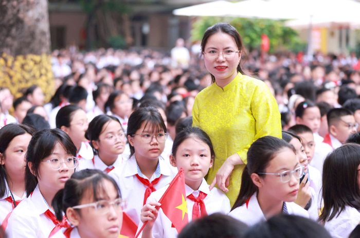 Cô và trò Trường THCS Hoàng Liệt hân hoan bước vào năm học mới. Ảnh: Văn Tuyến