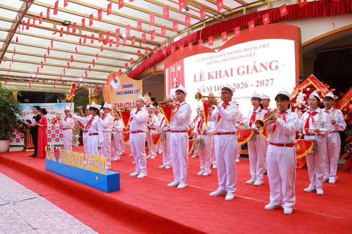 Các học sinh Trường THCS Hoàng Liệt thực hiện nghi thức chào mừng năm học mới. Ảnh: Văn Tuyến