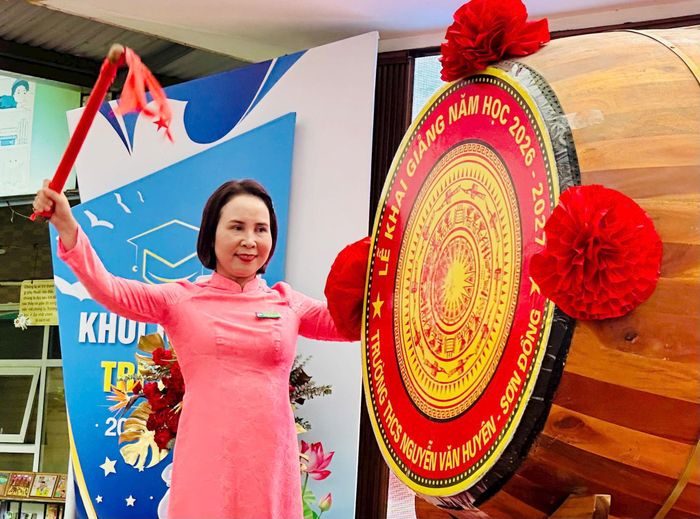 Hiệu trưởng Trần Thị Mai Hương đã thực hiện nghi thức đánh trống khai trường. Ảnh: Bảo Lâm