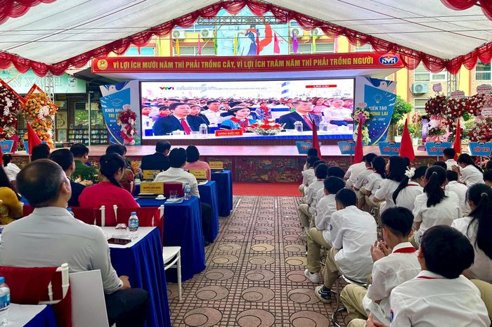 Các đại biểu cùng giáo viên và học sinh theo dõi chương trình kết nối chung toàn quốc. Ảnh: Bảo Lâm