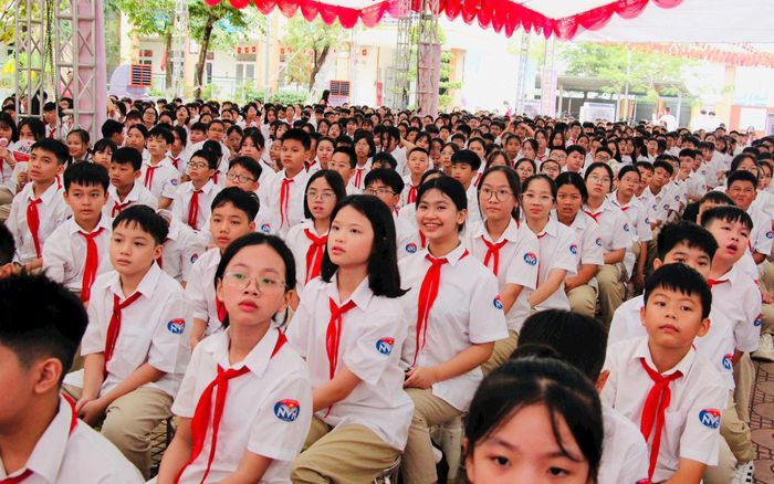 Học sinh Trường THCS Nguyễn Văn Huyên hân hoan chào đón lễ khai giảng. Ảnh: Bảo Lâm