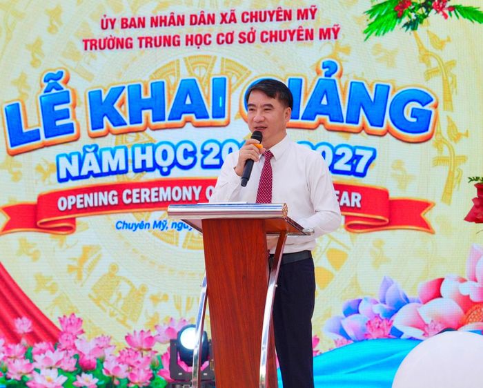 Phó Chủ tịch UBND thành phố Nguyễn Xuân Lưu phát biểu tại lễ khai giảng năm học mới. Ảnh: Hồng Thái