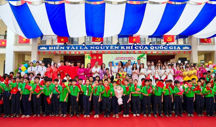 Phó Chủ tịch UBND thành phố Nguyễn Xuân Lưu với thầy, cô giáo và học sinh lớp 6 Trường THCS Chuyên Mỹ. Ảnh: Hồng Thái