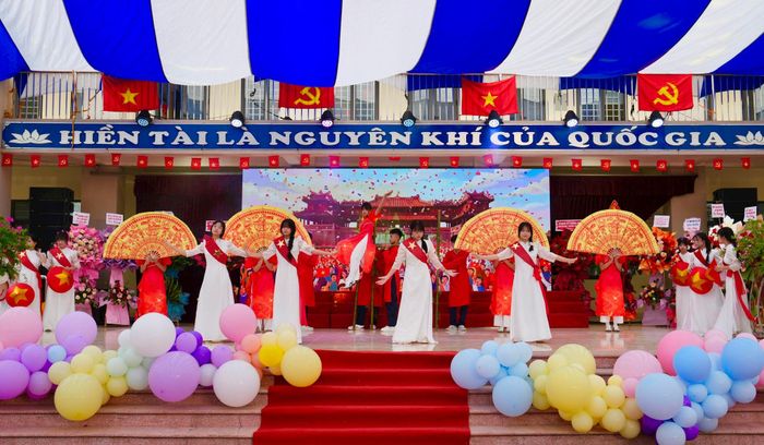 Chương trình nghệ thuật chào mừng lễ khai giảng. Ảnh: Hồng Thái