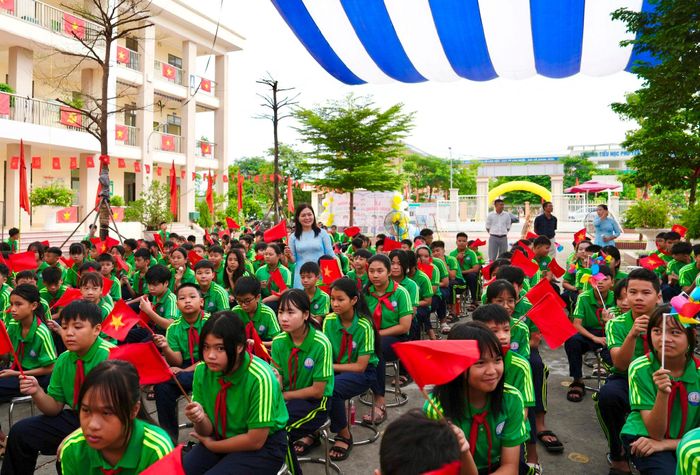 Cô trò Trường THCS Chuyên Mỹ rộn ràng bước vào năm học mới. Ảnh: Hồng Thái
