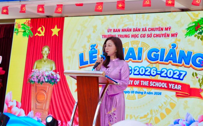 Nhà giáo Trương Tú Phương, Bí thư chi bộ, Hiệu trưởng Trường THCS Chuyên Mỹ phát biểu khai giảng năm học mới. Ảnh: Hồng Thái