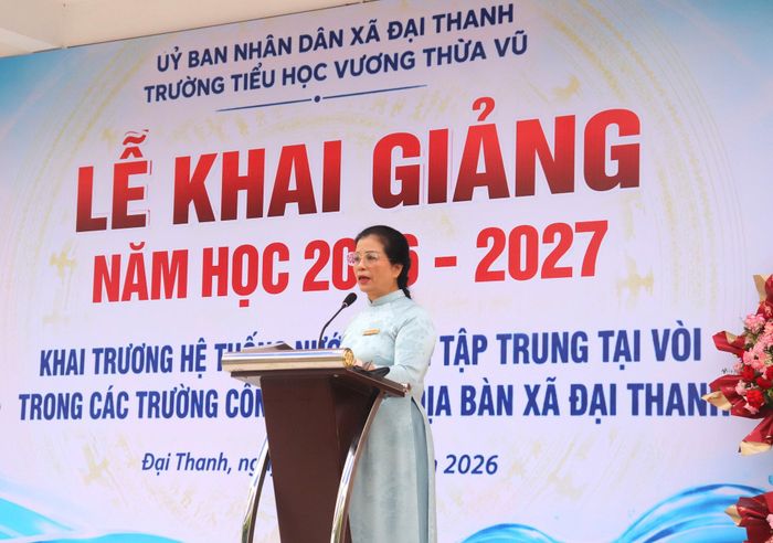 Hiệu trưởng Trường Tiểu học Vương Thừa Vũ Huỳnh Thị Phương Anh phát biểu tại lễ khai giảng. Ảnh: Hiền Chi