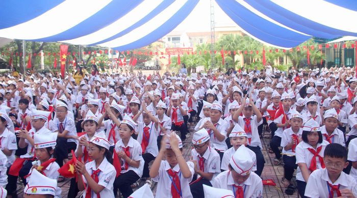 Học sinh xã Đan Phượng rộn ràng dự lễ khai giảng năm học mới. Ảnh: Thiên Tú