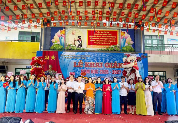 Phó Bí thư Thường trực Đảng ủy xã Đan Phượng Nguyễn Thị Hiền (áo dài đỏ) chúc mừng thầy và trò Trường Tiểu học Phùng. Ảnh: Thành Dân
