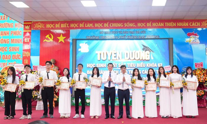 Chủ tịch UBND xã Đan Phượng Nguyễn Viết Đạt tặng quà cho học sinh tiêu biểu Trường THPT Đan Phượng. Ảnh: Nga Nguyễn