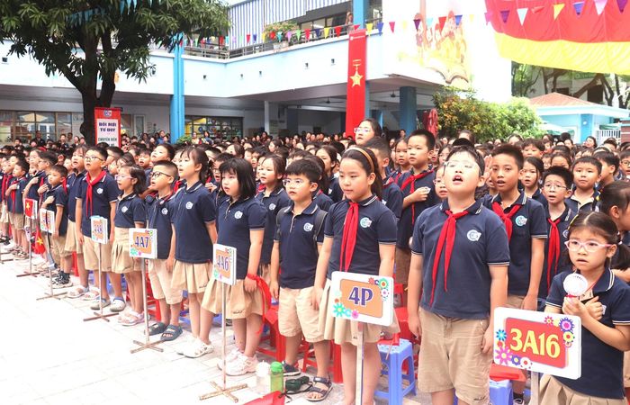 Đại biểu, thầy cô giáo và học sinh trường Tiểu học Đoàn Thị Điểm thực hiện nghi thức Chào cờ. Ảnh: Linh Nguyễn