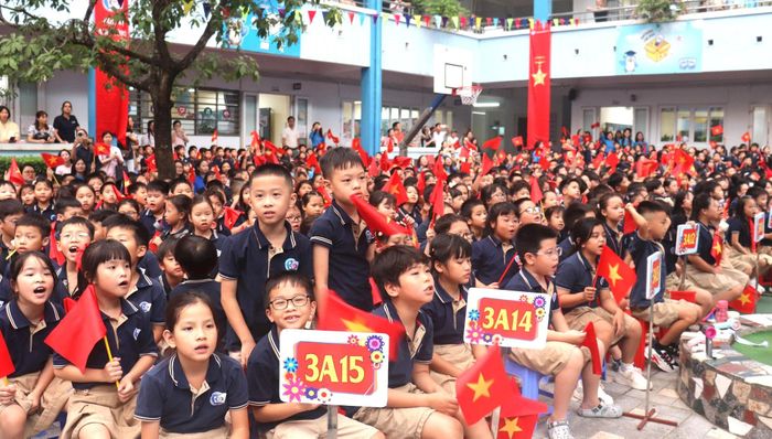 Học sinh trường Tiểu học Đoàn Thị Điểm hân hoan trong Lễ khai giảng năm học mới. Ảnh: Linh Nguyễn