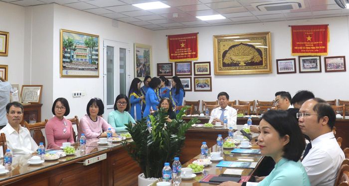 Các đại biểu và giáo viên, học sinh trường Tiểu học Đoàn Thị Điểm theo dõi truyền hình trực tiếp Chương trình Lễ khai giảng chung toàn quốc. Ảnh: Linh Nguyễn