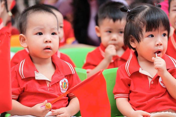 Những ánh mắt trong veo của học sinh Trường mầm non Kim Liên. Ảnh: Lê Đông