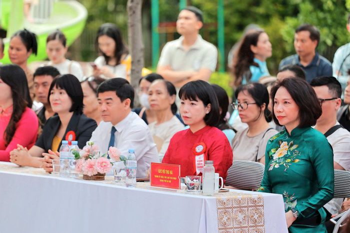 Phó Chủ tịch UBND thành phố Hà Nội Vũ Thu Hà và các đại biểu dự lễ khai giảng. Ảnh: Lê Đông