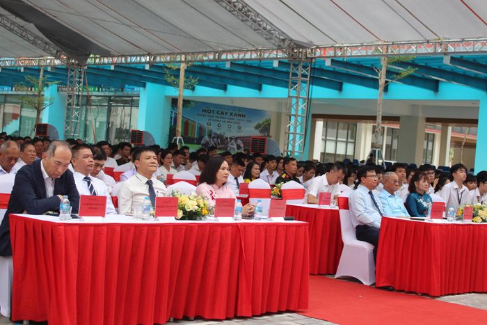 Các đại biểu tham dự lễ khai giảng Trường THPT xã Trung Giã. Ảnh: Vi Giáng