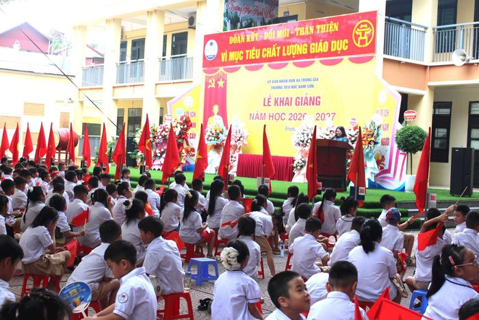 Lễ khai giảng tại Trường Tiểu học Nam Sơn. Ảnh: Vi Giáng