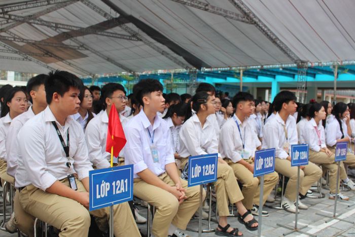 Các em học sinh khối lớp 12, Trường THPT Trung Giã tham dự lễ khai giảng. Ảnh: Vi Giáng