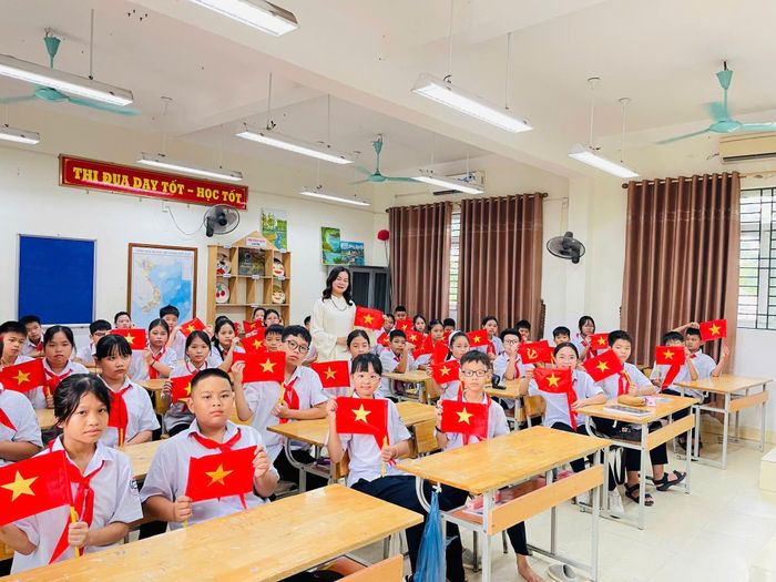 Học sinh Quốc Oai rạng rỡ trong sắc cờ đỏ ngày khai trường. Ảnh: PV