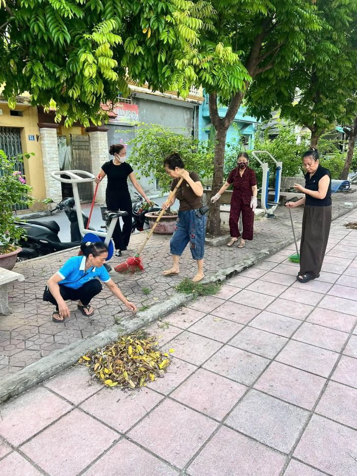 Cán bộ, hội viên nông dân xã Phù Đổng tích cực tham gia dọn dẹp, tổng vệ sinh, làm sạch đẹp môi trường khu dân cư. Ảnh: HND