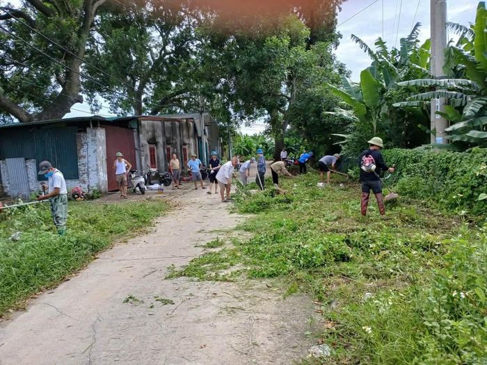 Cán bộ, hội viên nông dân xã Phù Đổng tích cực tham gia dọn dẹp, tổng vệ sinh, làm sạch đẹp môi trường khu dân cư. Ảnh: HND