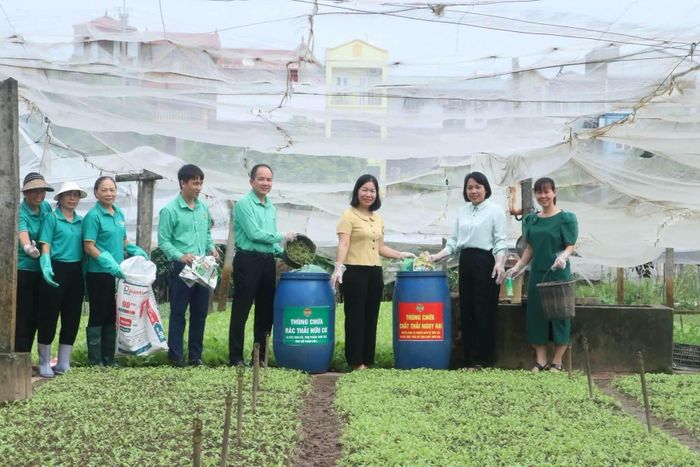 Cán bộ, hội viên nông dân xã Phù Đổng tích cực tham gia thu gom vỏ bao bì thuốc bảo vệ thực vật, làm sạch đẹp môi trường đồng ruộng. Ảnh: Nguyễn Sơn