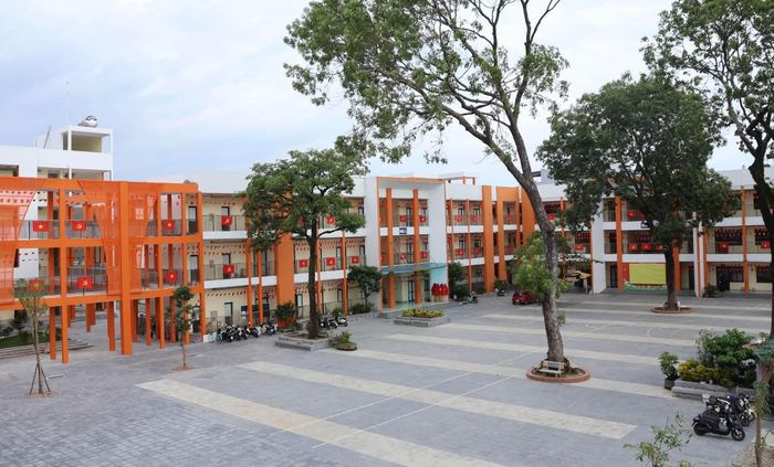 Cơ sở vật chất khang trang tại Trường THPT Hoài Đức A. Ảnh: HL