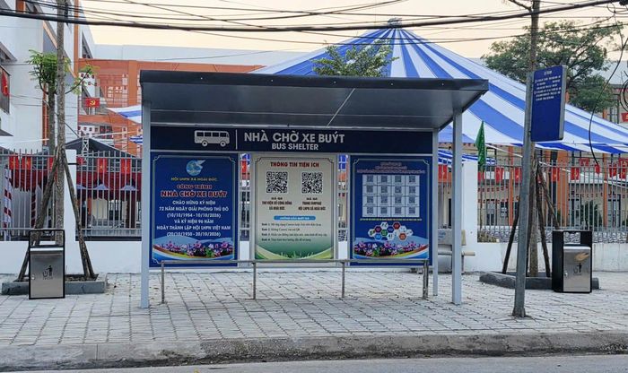 Công trình nhà chờ xe buýt tại cổng Trường THPT Hoài Đức A. Ảnh: HL