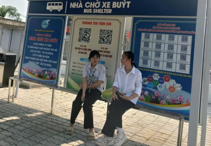 Với những học sinh thường xuyên sử dụng xe buýt để đến trường, nhà chờ xe buýt không chỉ góp phần bảo đảm an toàn giao thông mà còn mang đến sự thuận tiện trong mỗi ngày học. Ảnh: HL