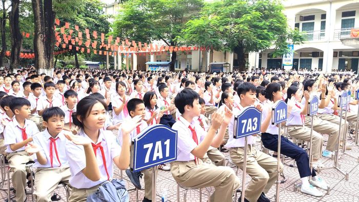Học sinh Trường THCS Đoài Phương hân hoan đón năm học mới. Ảnh: PV