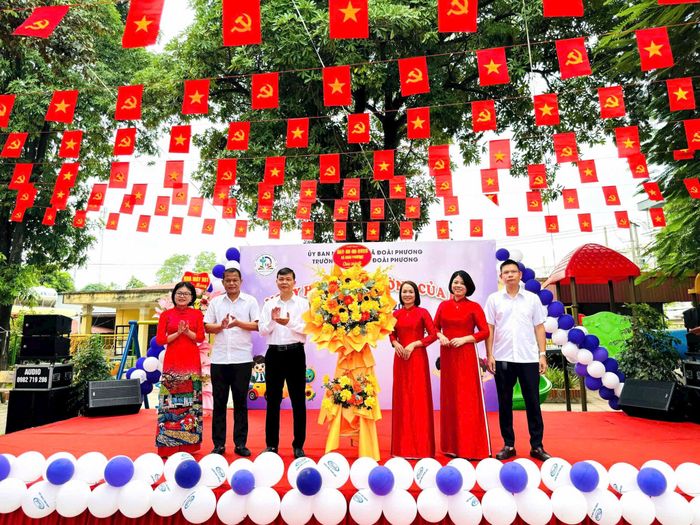 Chủ tịch UBND xã Đoài Phương Nguyễn Thế Hùng chúc mừng khai giảng tại Trường Mầm non Đoài Phương. Ảnh: PV