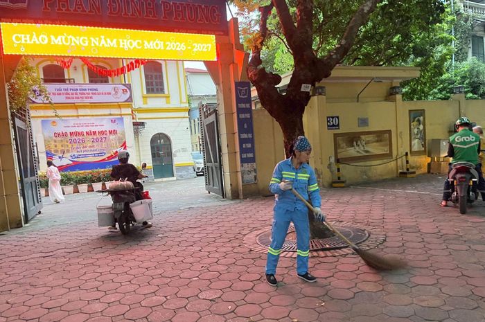 Trước cổng Trường THPT Phan Đình Phùng luôn có công nhân môi trường túc trực từ 5h sáng để duy trì vệ sinh môi trường sạch sẽ. Ảnh: Thanh Hồng