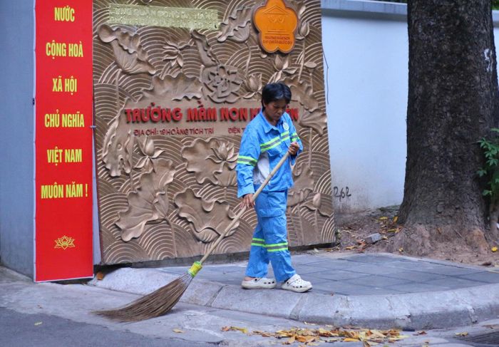 URENCO bảo đảm tất cả khu vực trường học trên địa bàn phụ trách sẽ được duy trì vệ sinh môi trường thường xuyên. Ảnh: Thanh Hồng