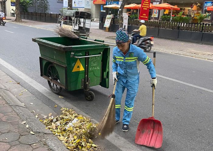 Rác, lá cây trước khu vực tổ chức khai giảng năm học mới được công nhân môi trường thu gom sạch sẽ. Ảnh: Thanh Hồng