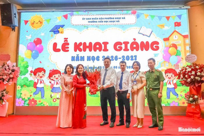 Chủ tịch UBND phường Ngọc Hà Lương Xuân Dương tặng hoa và chúc mừng trường Tiểu học Ngọc Hà nhân dịp khai giảng năm học 2026-2027. Ảnh: Duy Khánh