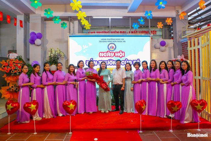 Bí thư Đảng ủy phường Ngọc Hà Đỗ Thị Lan Hương tặng hoa và chúc mừng trường Mầm non Ngọc Hà nhân dịp khai giảng năm học 2026-2027. Ảnh: Duy Khánh