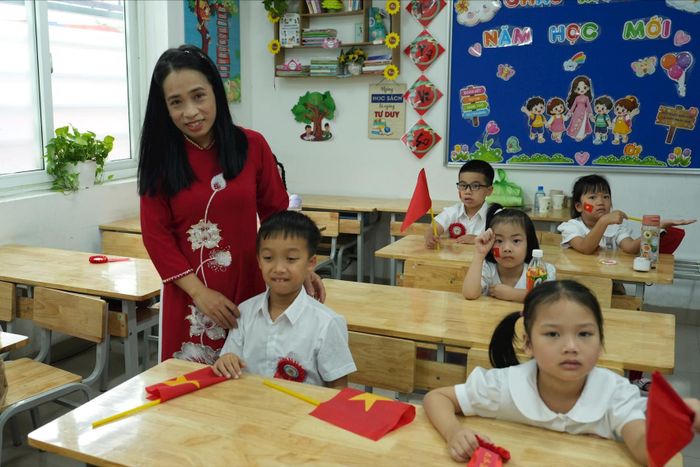 Cô và trò Trường Tiểu học Cao Bá Quát tự tin bước vào năm học mới. Ảnh: Vân Thư