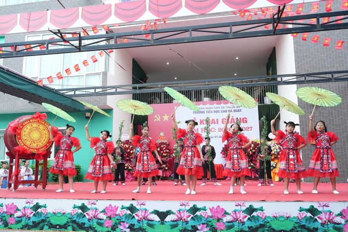 Tiết mục văn nghệ của học sinh trường Tiểu học Cao Bá Quát (xã Thuận An) trong ngày khai trường. Ảnh: Vân Thư