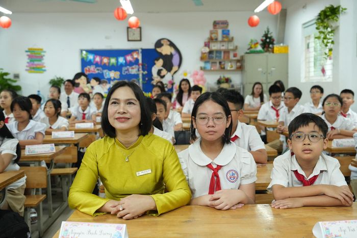 Cô giáo và học sinh Trường Tiểu học Cao Bá Quát tham dự lễ khai giảng trực tuyến cùng học sinh cả nước. Ảnh: Vân Thư